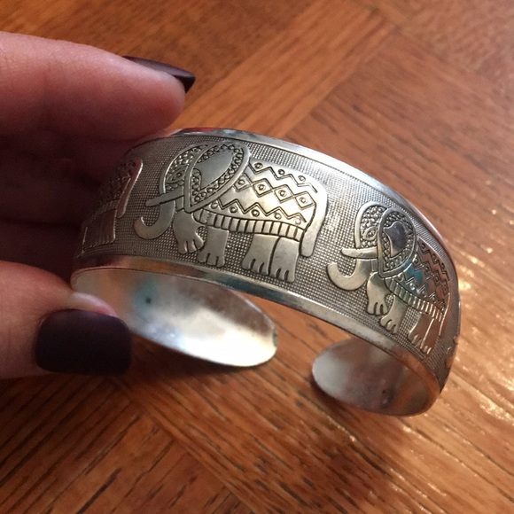 ⛸TRADED⛸Vintage Tibetan Silver elephant cuff bracelet - Picture 5 of 13